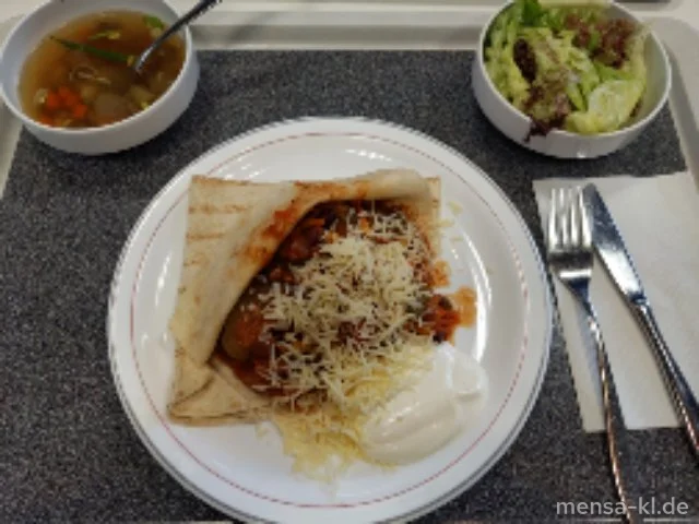 Burrito Tortilla mit feuriger Gemüsesoße (1,2,Gl,Sf), geriebenem Käse (La), Sour Cream-Dip (1,9,Gl,Ei,La,Sf) und Salat