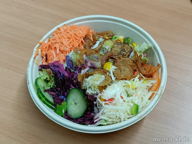 Bowl mit Blattsalat, Karotten, Radieschen, Salatgurken, Weisskraut, Proteinsalat (1,5,Gl,Nu,Sw,Sf) und Rosenkohlsalat mit Walnüssen (1,5,Gl,Nu,Sw,Sf), dazu ein Joghurt-Dressing (Gl,Nu)