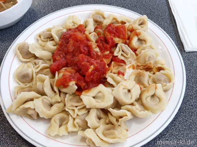 Tortellini mit Rindfleischfüllung (Gl,R), Tomatensugo (Gl), dazu Bohnen-Mais-Salat (5,Sw)