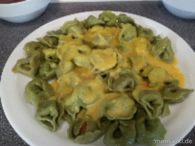 Grüne Tortellini mit Gemüsefüllung (V), Kürbisrahmsoße (V,A) und Salat (V)