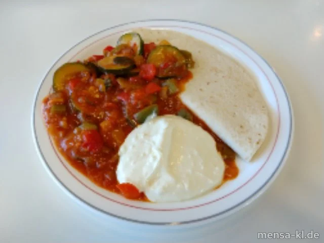 "Fajita Pueblo" mit Paprika, Zucchini und Zwiebeln (Gl,La,Sl,So,V), dazu Sour Cream-Dip (9,Gl,Ei,La,So,V), Tortillas (2,Gl,V) und Eisbergsalat (V)