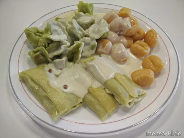 "Combinazione": Cannelloni mit Ricotta-Spinatfüllung (1,Gl,Ei,La,V), Tortellini mit Gemüsefüllung (1,Gl,Sl,V) und Süßkartoffelgnocchi (Gl,V), dazu bunter-Pfeffer-Soße (Gl,La,V) und Salat (V)