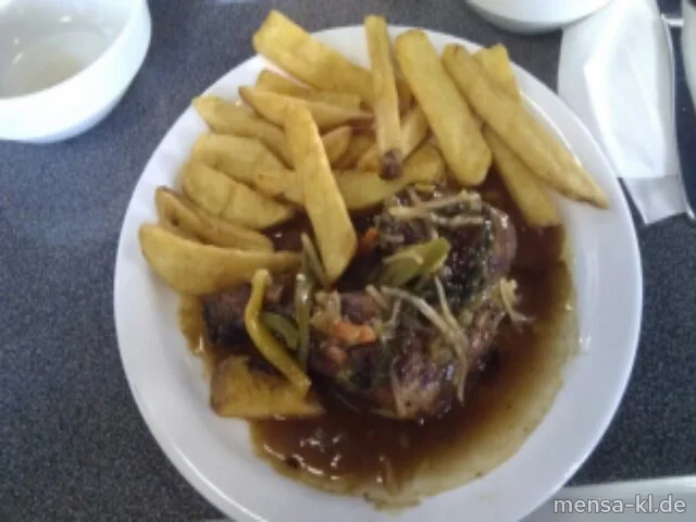 Würzige Schmorhähnchen-Keule (G) "Ashanti" mit Rustic-Frites und Salat