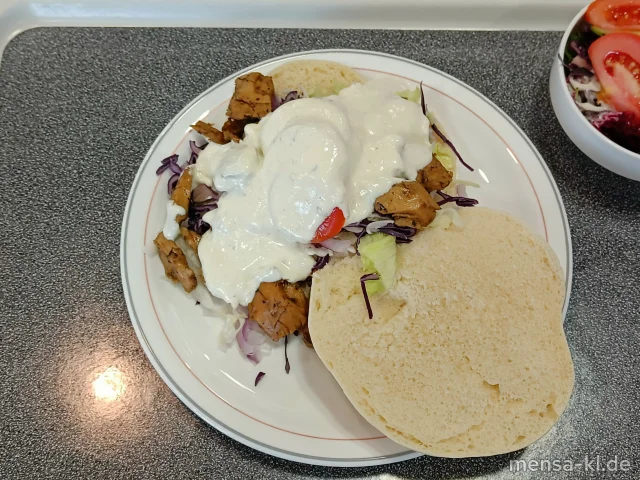 Veggie Döner mit Eisberg, Tomaten, Rotkraut, Weisskraut und Kräuter-Dip (La) im Fladenbrot (Gl,Se), dazu einen Beilagensalat nach Wahl