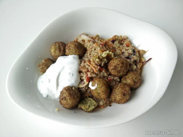 Salatglück: Thai-Quinoa-Salat (En,Gl,Nu,Se,So,V,V+) mit Falafel (V,V+) und Zitronengras-Minz-Dip (So,V,V+) | Vegan