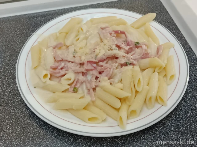 Schinken-Sahnesoße (2,3,8,Gl,La,S), geriebener Hartkäse (La) und Salat (1,5,Sw)