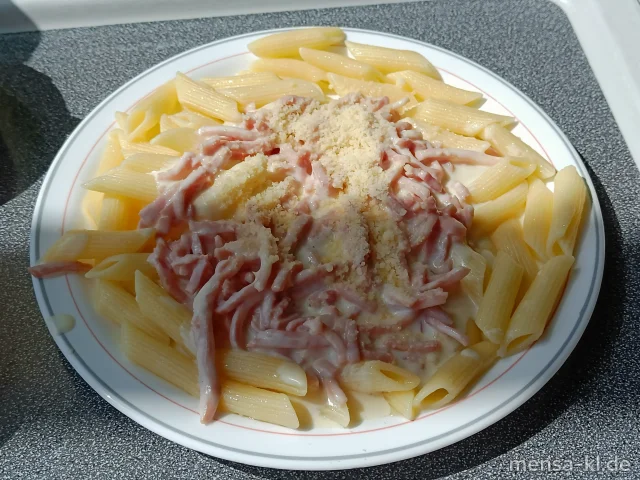 Schinken-Sahne-Nudeln (2,3,8,Gl,La,S), geriebener Hartkäse (Ei,La) und Salat (1,5,Sw)
