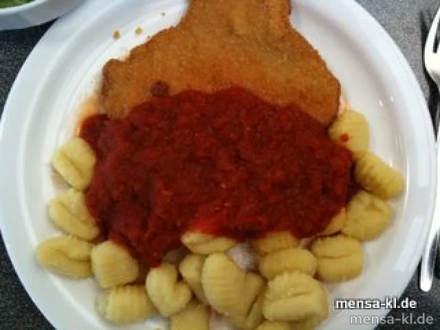 Paniertes Schweineschnitzel mit Tomatensugo, Gnocchi (1/2/3) und Salat