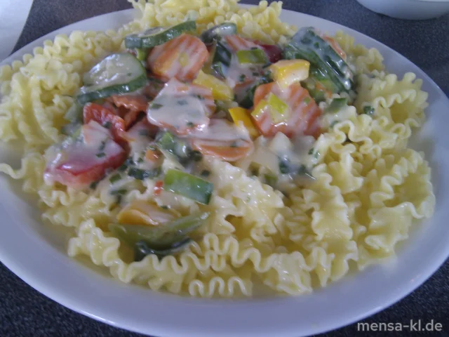 Frisches Gemüse mit Sauce Crème-fraîche, Eiernudeln und Salat