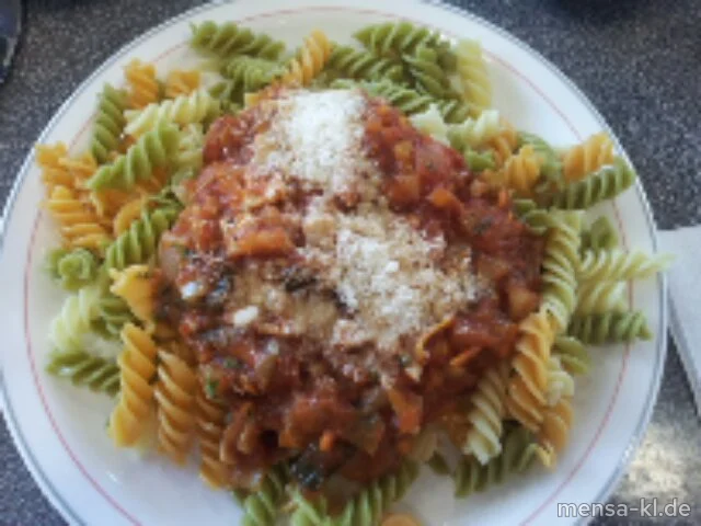 Gemüsebolognese (Sl,V) mit Grana Padano (2,Ei,La,V), Fusilli tricolore (1,Gl,V) und Salat (V)