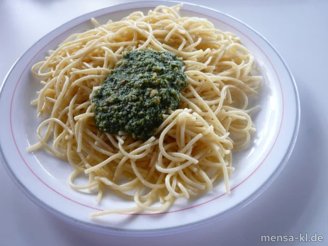 Spaghetti (1,Gl,V) "al pesto" mit Olivenöl, Basilikum, Pinienkerne, Knoblauch und Grana Padano (2,Nu,Ei,La,V), dazu Salat (V)