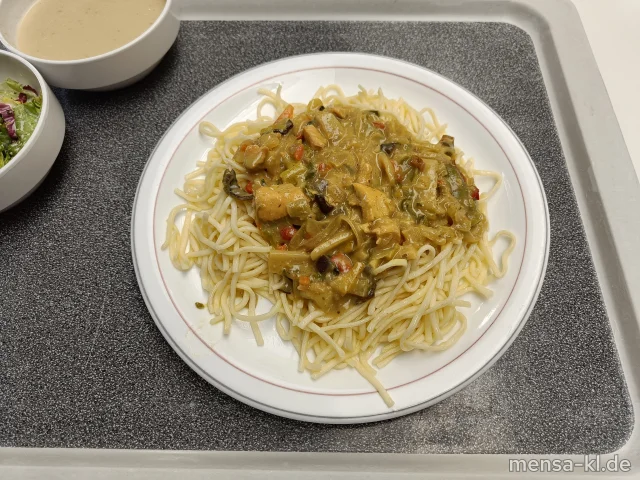 Asiatisches Fischcurry mit Gemüse und Kartoffeln (2,5,Fi,Gl,La,Sw,Sf,So), dazu Mie-Nudeln (Gl,Ei) und Salat