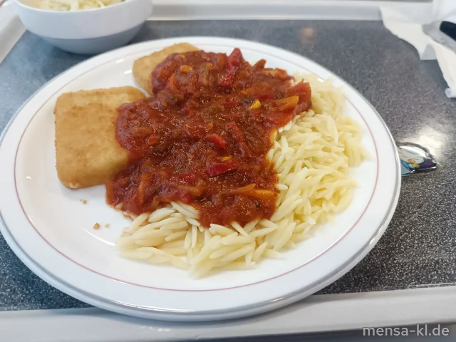 Gebackener griechischer Hirtenkäse (Gl,La) mit Pusztasoße (9,Sl), Nudel-Reis (Gl,Ei) und Krautsalat (1,5,Sw)
