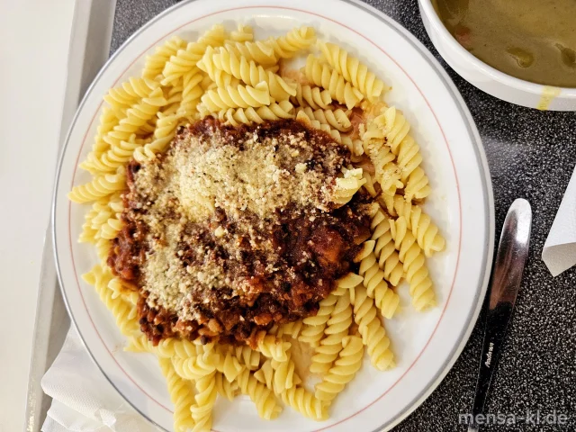 Fusilli (1,Gl) mit Linsenbolognese (1,5,Sw), Hartkäse (La) und Salat