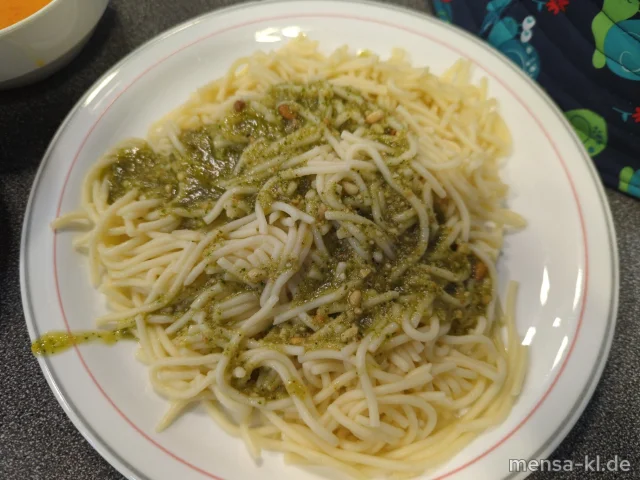 Spaghetti (1,Gl) 'al pesto' Olivenöl, Basilikum, Pinienkerne und Hartkäse (Nu,Ei,La) und Salat