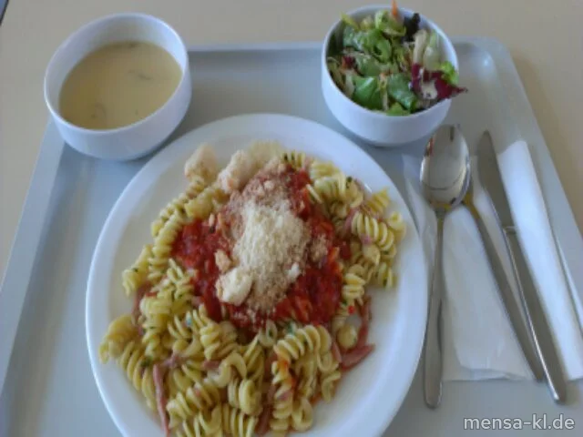 Schinkennudeln (2,3,4,9,S) mit Tomatensoße, Grana Padano (2) und Salat