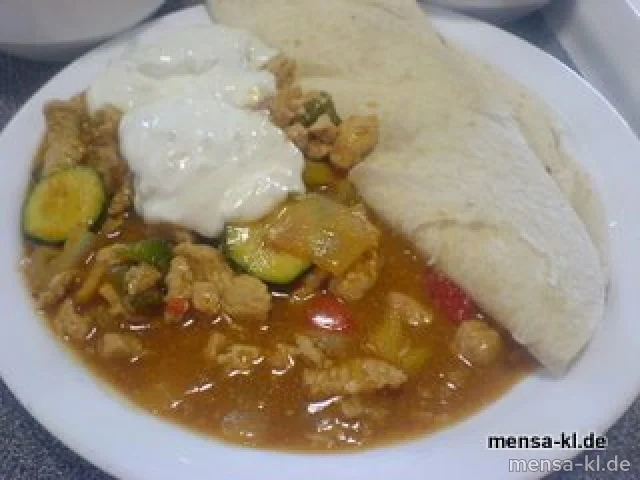 "Fajita Pueblo" (4): Geschnetzeltes Truthahnfleisch mit Paprika, Zucchini und Zwiebeln, dazu Sour Cream, drei Tortillas (2) und Salat
