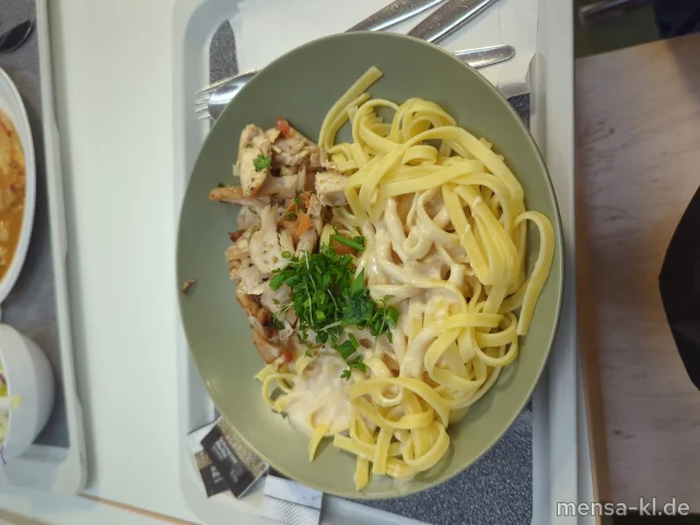 Tagliatelle (1,Gl) mit Hähnchenstreifen in Gorgonzolasoße (Gl,La,G)