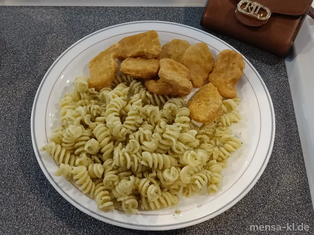 Vegane Nuggets (Gl) mit Pesto (Nu), Fusilli (Gl) und Salat