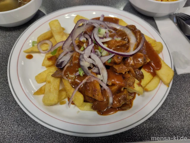 &quot;POUTINE&quot;: Große Portion Steakhouse-Fries mit Pulled Veggie (Sl), Barbecuesoße (Sl), Frühlingszwiebeln und roten Zwiebeln, dazu Karotten-Mais Gemüse