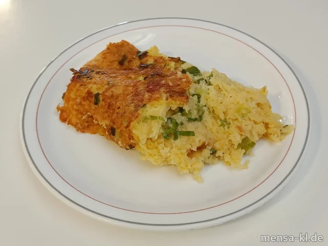 &quot;Dibbelabbes&quot;: Saarländischer Kartoffelauflauf mit Lauch (3,5,Gl,Ei,Sw), dazu hausgemachtes Appelmus (La,Sl) und Salat