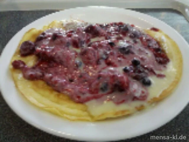 Ein frischer Pfannkuchen mit Beerencocktail und Vanillesoße (V)