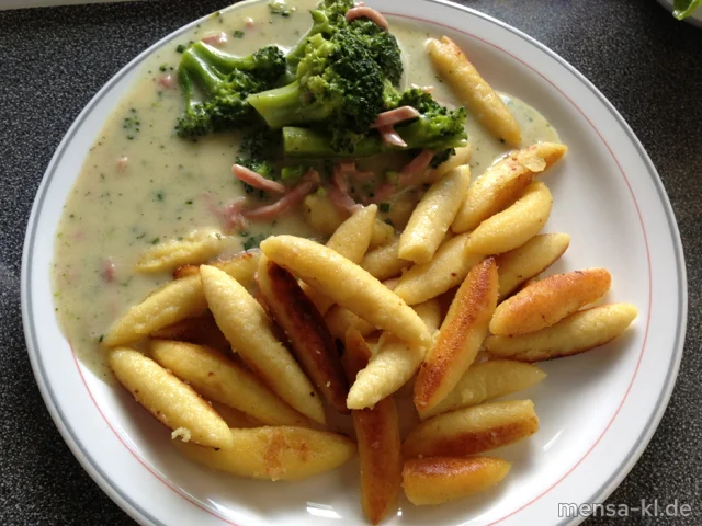 Broccoli in Rahm mit Schinkenstreifen (2,3,4,S), dazu Schupfnudeln und Salat