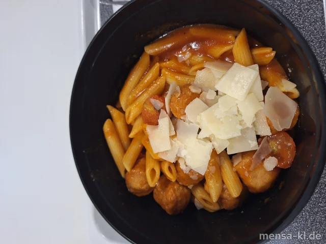 Penne Polpette mit Kirschtomaten und Napolisoße, dazu Hartkäse (Gl,Ei,La,Sl,G) ⏰ Robotic Kitchen von 11:30 bis 14:30 Uhr