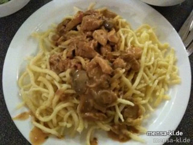 Truthahngeschnetzeltes mit Champignon-Rahmsoße, Spätzle und Salat