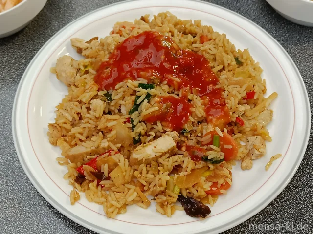 Asiatische Reispfanne mit Putengeschnetzeltem und Gemüse (La,Sl,So,G), dazu Salat