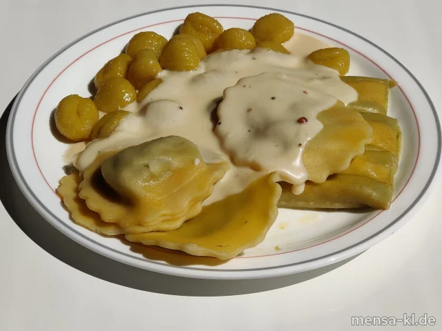 "Combinazione": Cannelloni mit Ricotta-Spinatfüllung (1,Gl,Ei,La,V), Tortellini mit Gemüsefüllung (1,Gl,Sl,V) und Gnocchi (Gl,Ei,V), dazu bunter-Pfeffer-Soße (Gl,La,V) und Salat (V)