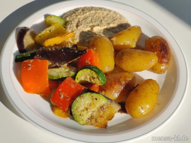 Antipasti-Variation mit Hummus und gebackenen Kartoffeln (Sf,Se), dazu Karottensalat (1,5,Sw)