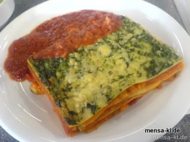 Lasagne mit Gemüsefüllung (V), Käse, Tomatensugo und Salat