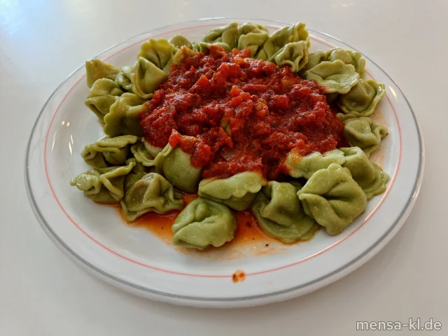 Grüne Tortellini mit Gemüsefüllung (1,Gl,Sl), Tomatensugo (Gl) und Bohnen-Mais-Salat (5,Sw,Sf)