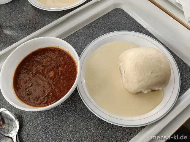 Ungarische Gulaschsuppe (5,Sw,A,R), dazu eine große Dampfnudel (Gl,Ei,La) mit Vanillesoße (La)