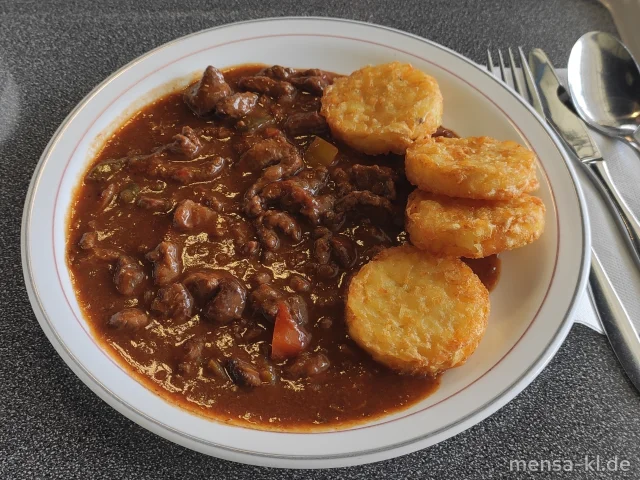 Rindergeschnetzeltes mit Paprika und Zwiebel (5,Gl,Sw,Sf,A,R), Röstinchen und Salat