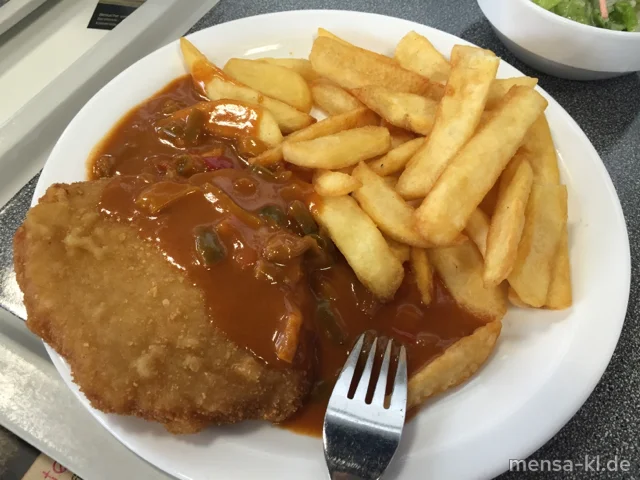 Paniertes Schweineschnitzel (Gl,S) mit Paprikasoße (Gl,La), Steakhouse-Frites und Salat