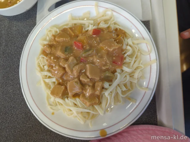 Quorn-Geschnetzeltes mit Gemüse in Paprikasoße (Gl), dazu High Protein Bandnudeln (Gl) und Salat