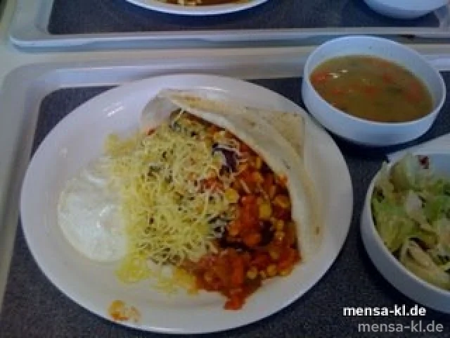"Burrito": Tortilla (2) mit feuriger Gemüse-Füllung (V/4), geriebenem Käse, Sour Cream und Eisbergsalat