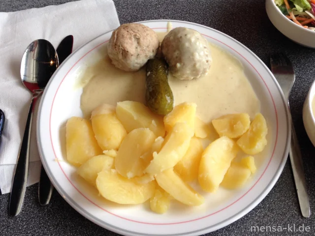 Zwää Fläschknepp (R,S) mit Meerrettichsoße (3,A), Gewürzgurke (1,9), Salzgrumbeere und Salat
