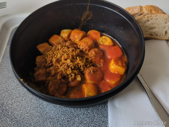Vegane Wurst mit Currysoße C4PU und Röstzwiebeln (Gl), dazu Baguette (Gl) ⏰ Robotic Kitchen von 11:30 bis 13:30 Uhr