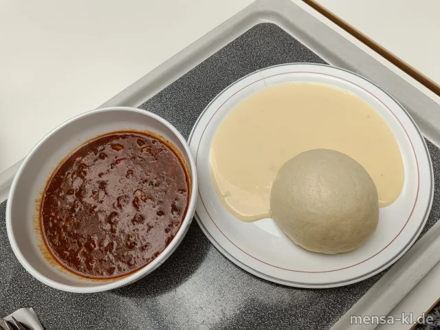 Ungarische Gulaschsuppe (5,Sw,A,R,G), dazu eine große Dampfnudel (Gl,Ei,La) mit Vanillesoße (La)