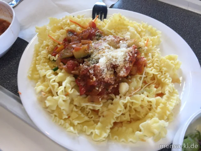 Gemüsenudeln (1,Gl,Ei,Sl,V) mit Pepperonata, Grana Padano (2,Ei,La,V) und Salat (V)