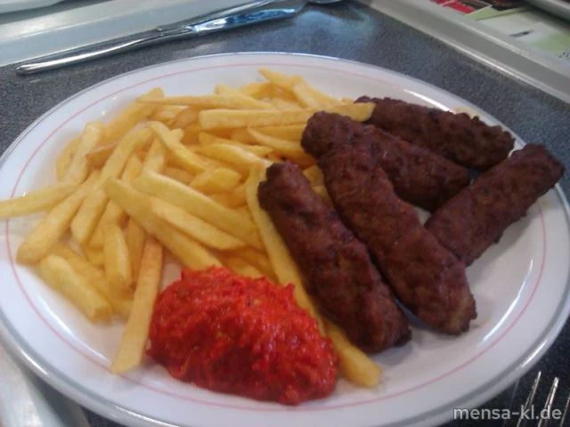 Cevapcici (S) mit Ajvar-Dip, Pommes-Frites und Salat