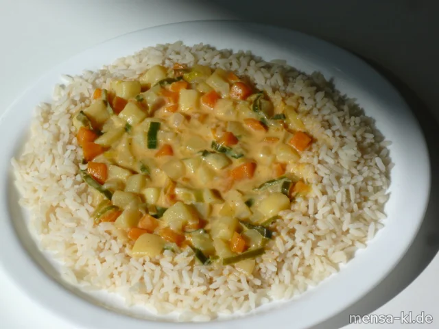 Indisches Gemüsecurry mit Kartoffeln und Gemüse (Gl,La,Sf,Se,V), dazu Reis (V) und Salat (V)