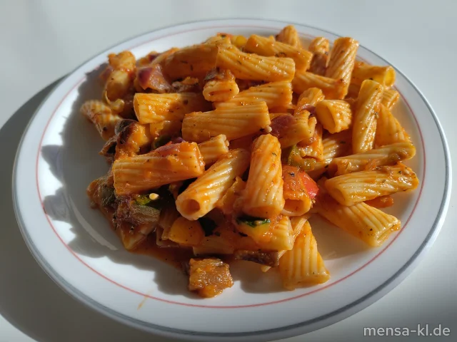 Rigatoni mit mediterranem Gemüse in Tomatensugo (3,Gl), dazu ein Beilagensalat nach Wahl