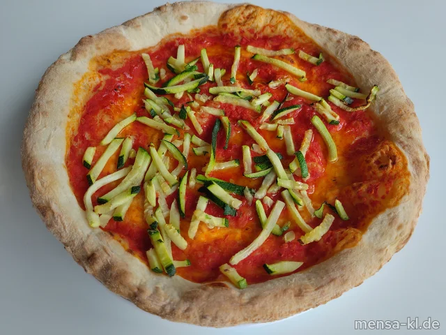 Pizza Vegano alla Napoletana mit Basilikumcreme und Zucchini (Gl), dazu Salat