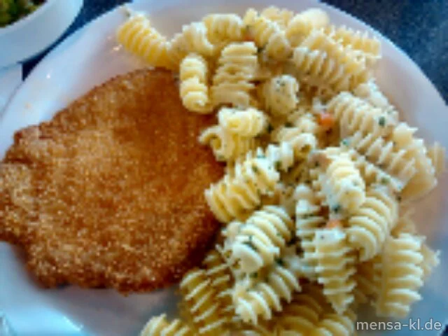 Paniertes Schweineschnitzel (S) mit Frischkäse-Kräutersoße (A), Eiernudeln und Salat