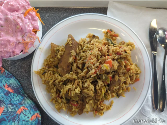 "Nasi Goreng": Indonesisches Reisgericht mit Gemüse und planted.chicken (2,Gl,Sf,Se,So), dazu einen Beilagensalat nach Wahl