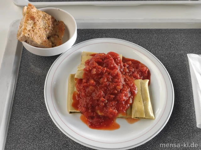 Canneloni mit Spinat-Ricottafüllung (Gl,Ei,La) und fruchtigem Tomatensugo (Gl), dazu ein Stück Focaccia (Gl)